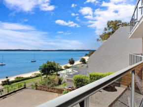 10 'Kiah' 53 Victoria Parade - Waterfront Views, AIRCON and Close to the Marina.